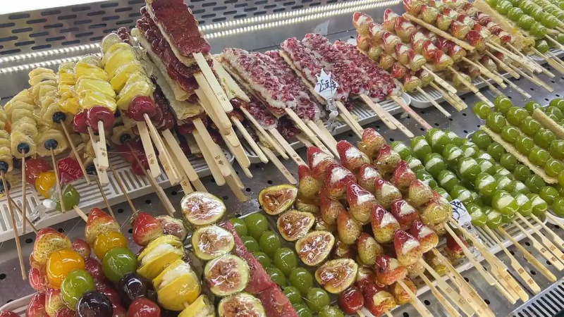 Карамелизированные фрукты со сливками стремительно набирают популярность в Китае