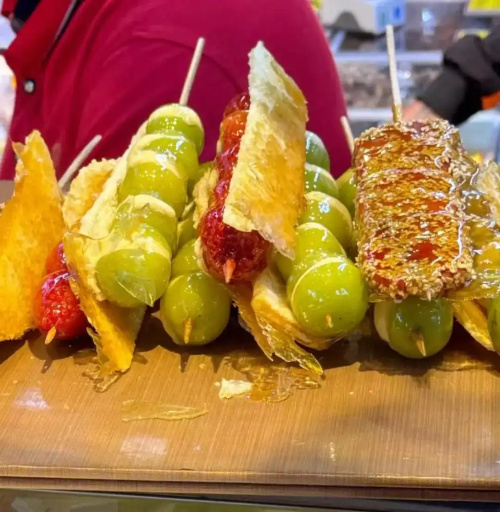 Карамелизированные фрукты со сливками стремительно набирают популярность в Китае