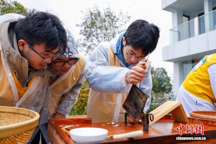 В Чжэцзяне прошел студенческий конкурс по обработке лекарственного сырья