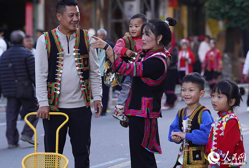 В Люйчуне устроили ?самое длинное застолье в мире?