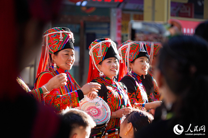 В Люйчуне устроили ?самое длинное застолье в мире?