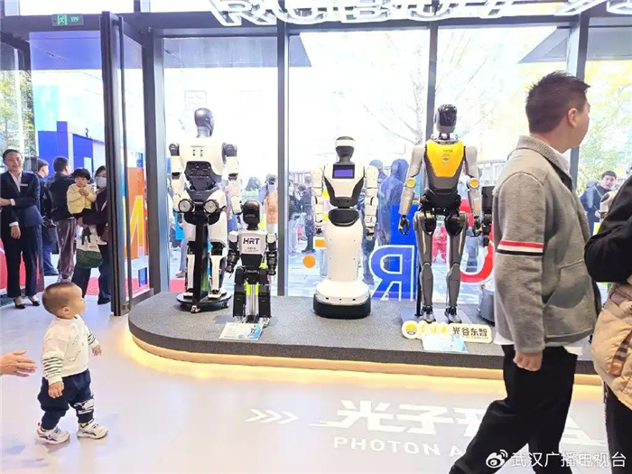 В Ухане открылся первый в Китае 7S-салон гуманоидных роботов