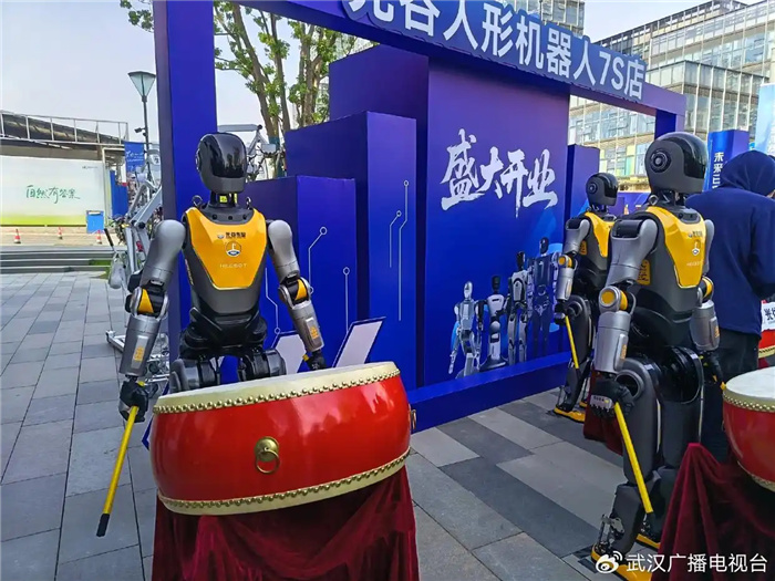 В Ухане открылся первый в Китае 7S-салон гуманоидных роботов