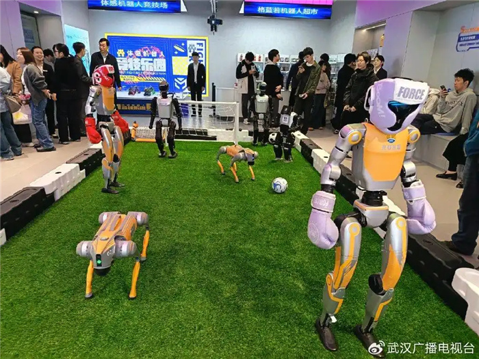 В Ухане открылся первый в Китае 7S-салон гуманоидных роботов