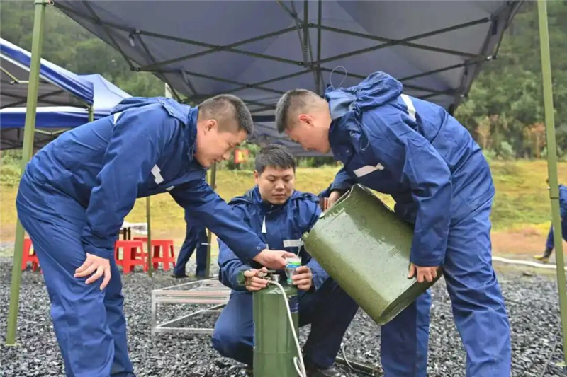 Спасатели в провинции Хунань провели высотные учения