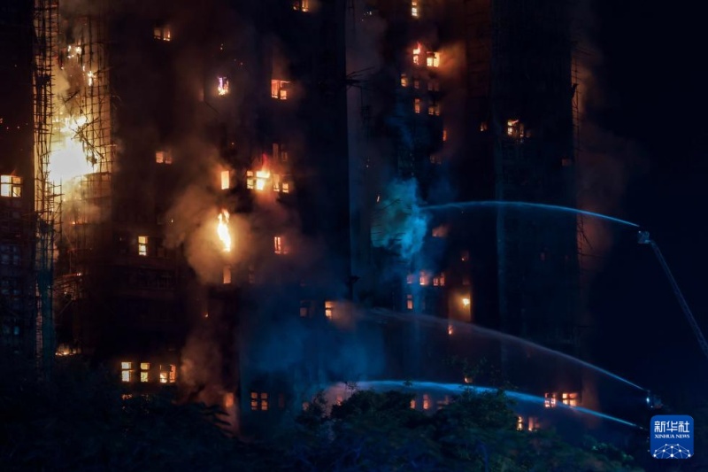 13 человек погибли в результате пожара в жилом районе Сянгана