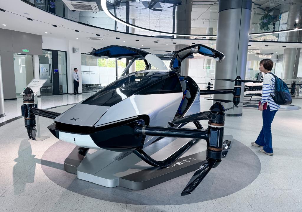 Насколько далеко от нас "аэротакси": В Южном Китае началось пробное производство "летающих автомобилей"