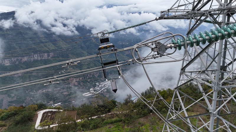 В Сычуани осуществляют проверку ЛЭП сверхвысокого напряжения с помощью беспилотников и роботов-дефектоскопов