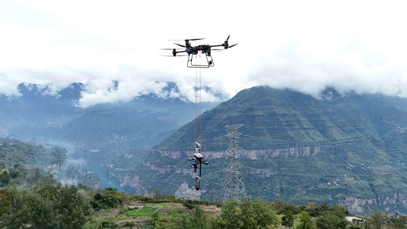 В Сычуани осуществляют проверку ЛЭП сверхвысокого напряжения с помощью беспилотников и роботов-дефектоскопов