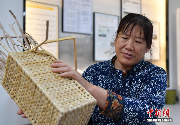 Изделия из рогоза стали новым источником занятости в деревне на берегу озера Байяндянь