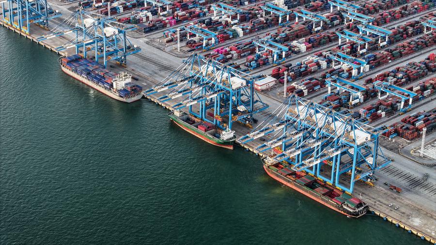 По торговому коридору "суша-море" на западе Китая перевезено более 5 млн стандартных контейнеров грузов