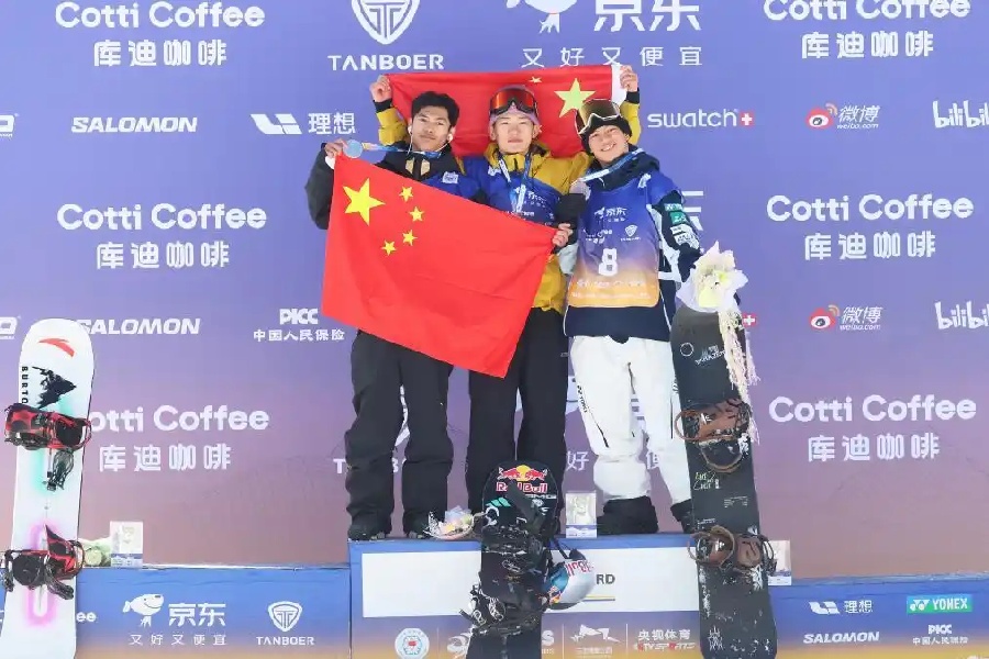 Су Имин и Гэ Чуньюй завоевали золото и серебро на этапе Кубка мира по сноуборду в Чжанцзякоу