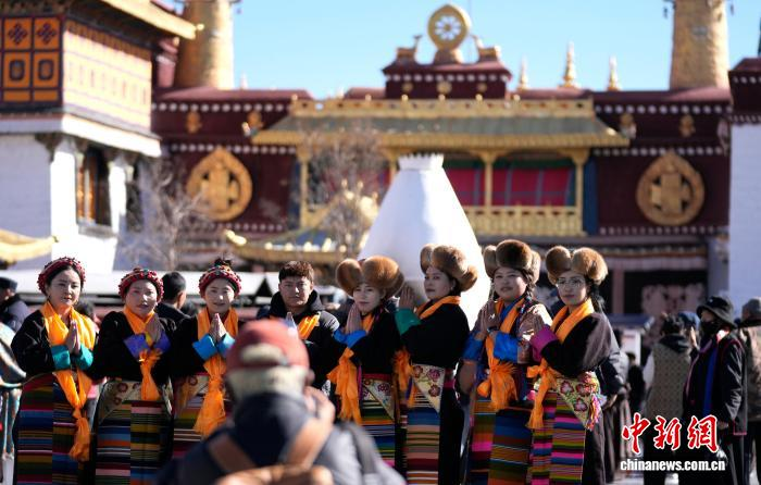 Жительницы Лхасы отметили ?праздник небесной матери?
