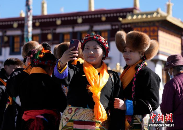 Жительницы Лхасы отметили ?праздник небесной матери?