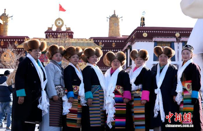 Жительницы Лхасы отметили ?праздник небесной матери?