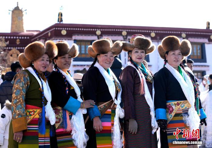 Жительницы Лхасы отметили ?праздник небесной матери?