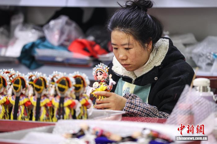 В Гуйчжоу полным ходом идет работа над заказами на изящных танских кукол