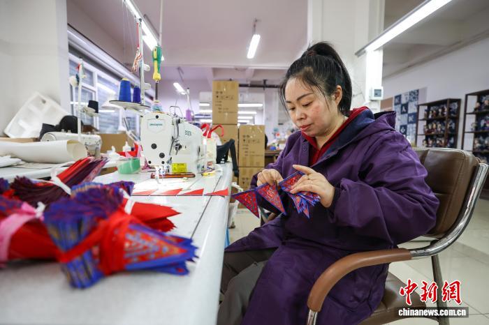 В Гуйчжоу полным ходом идет работа над заказами на изящных танских кукол