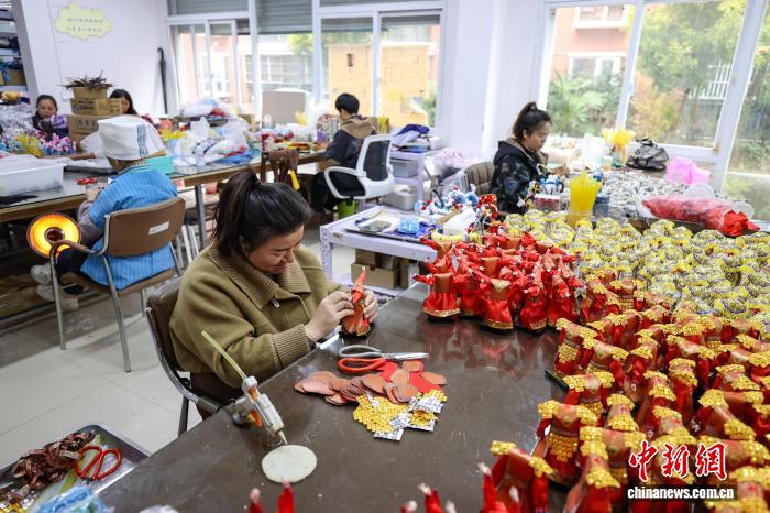 В Гуйчжоу полным ходом идет работа над заказами на изящных танских кукол