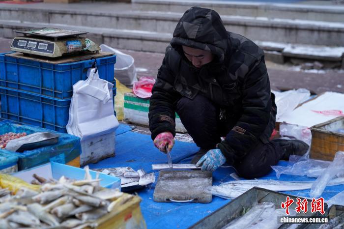 Харбин превратился в ?гигантскую морозилку?: замороженные продукты продают прямо на улице