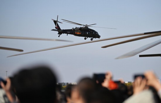 18 октября 2025 года, китайские вертолеты Чжи-20 /Z-20/ выполняют демонстрационные полеты на 7-й Китайской международной выставке вертолетов в городе Тяньцзинь на севере Китая. /Фото: Синьхуа/